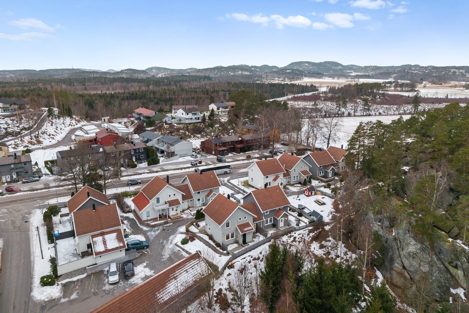 Eiendommen har en attraktiv beliggenhet i et populært og veletablert boligområde, med kort vei til både Larvik og idylliske Stavern. Galleribilde
