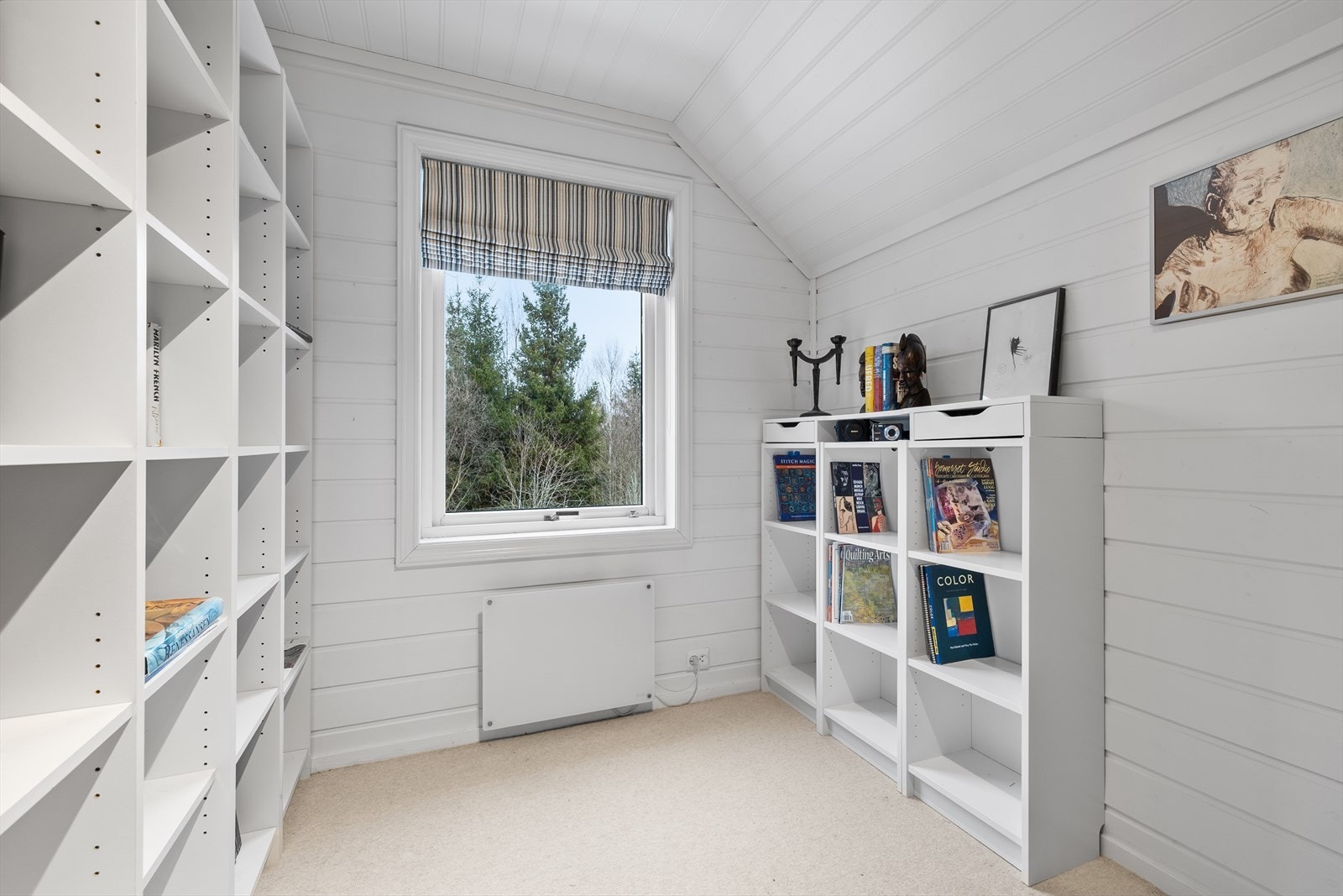 Enten man ønsker et koselig barnerom med plass til lek og kreativitet, eller et rolig og skjermet arbeidsrom for hjemmekontor, ligger forholdene godt til rette. Dette er et rom som gir boligen ekstra funksjonalitet og flere bruksmuligheter. Galleribilde