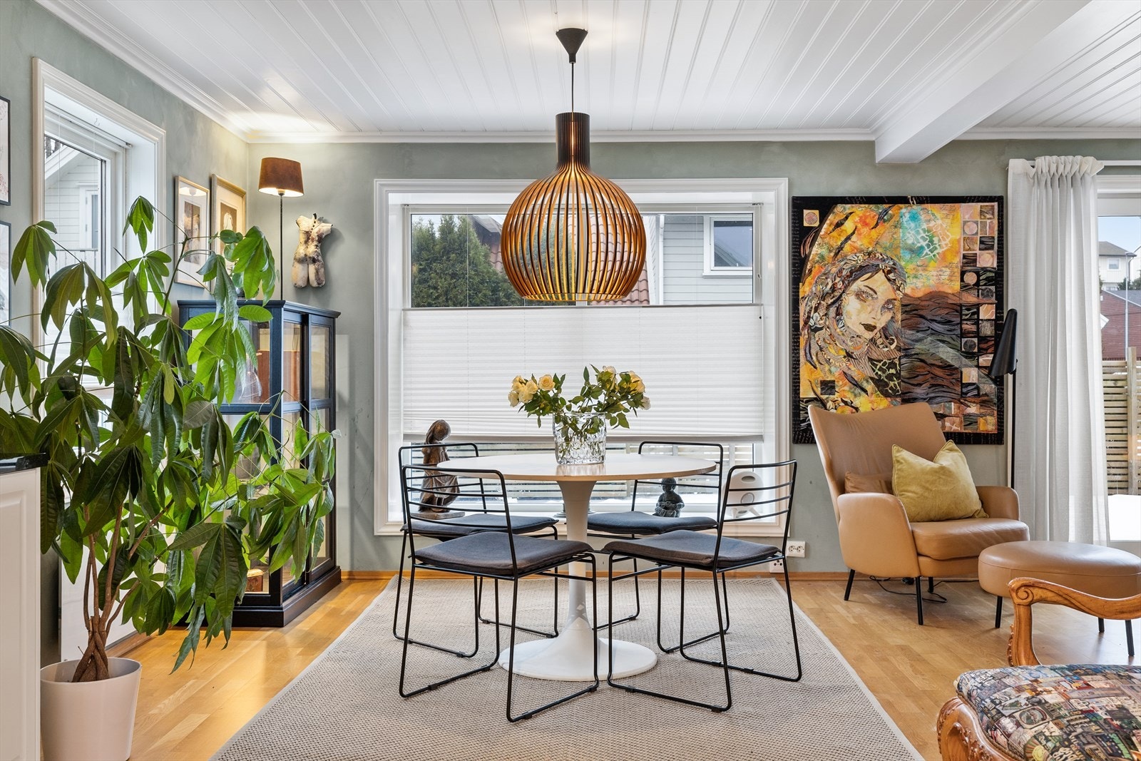 Mellom stue og kjøkken finner du en hyggelig og naturlig spiseplass som binder rommene fint sammen og skaper en god flyt i boligen. Galleribilde