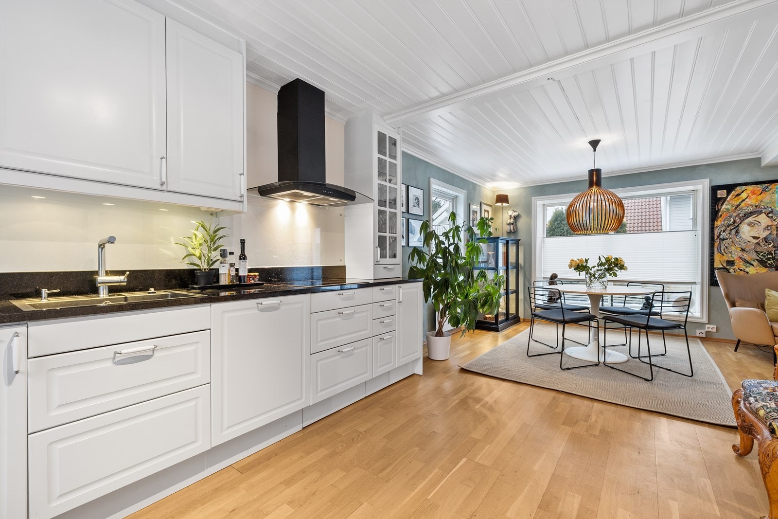 Den gjennomtenkte innredningen gjør det enkelt å holde orden, samtidig som det er god plass til matlaging og hyggelige måltidsforberedelser. Galleribilde