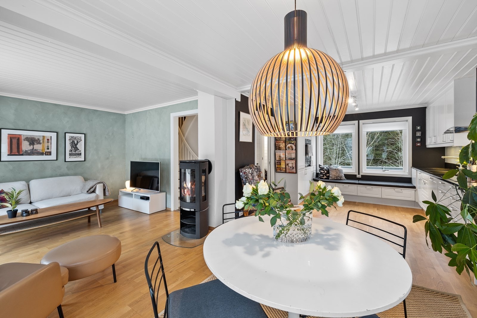 Her er det rikelig med plass til å dekke opp et stort spisebord. Den åpne og sosiale løsningen gjør at man kan være en del av fellesskapet både fra kjøkkenet og stuen, og spiseplassen fremstår som et naturlig samlingspunkt i hjemmet. Galleribilde