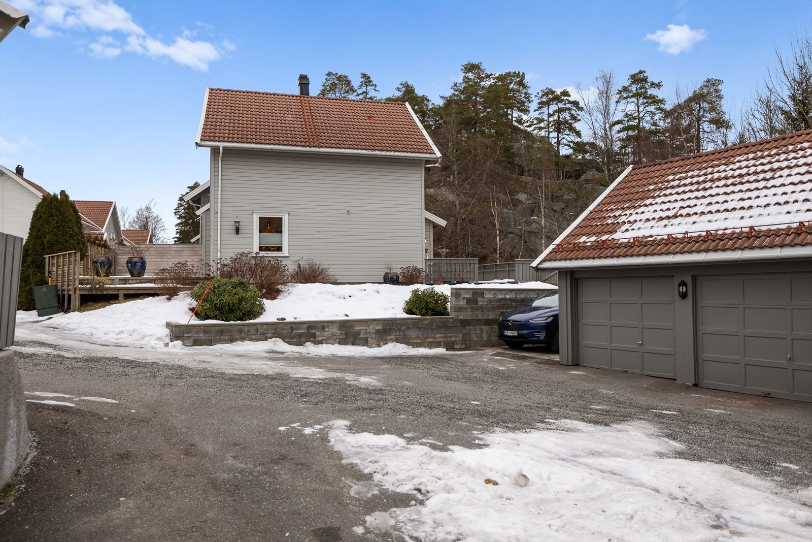 Det medfølger en garasje i rekke, som gir en trygg og praktisk parkeringsløsning til boligen. Her står bilen godt beskyttet mot vær og vind gjennom hele året, noe som både øker komforten i hverdagen og bidrar til å ta vare på kjøretøyet over tid. Galleribilde