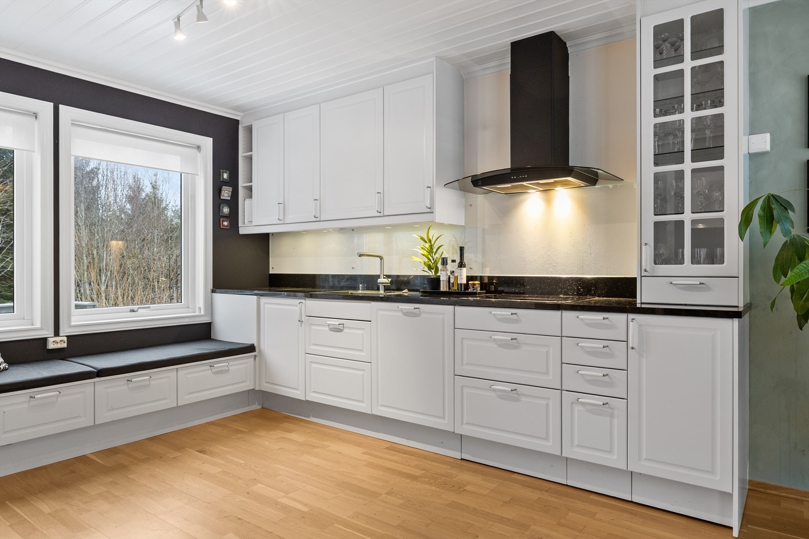 Et ekstra sjarmerende element er den hyggelige benken under vinduet. Her kan man sette seg ned med en kopp kaffe, lese avisen eller bare nyte utsikten og dagslyset som slipper inn. Galleribilde