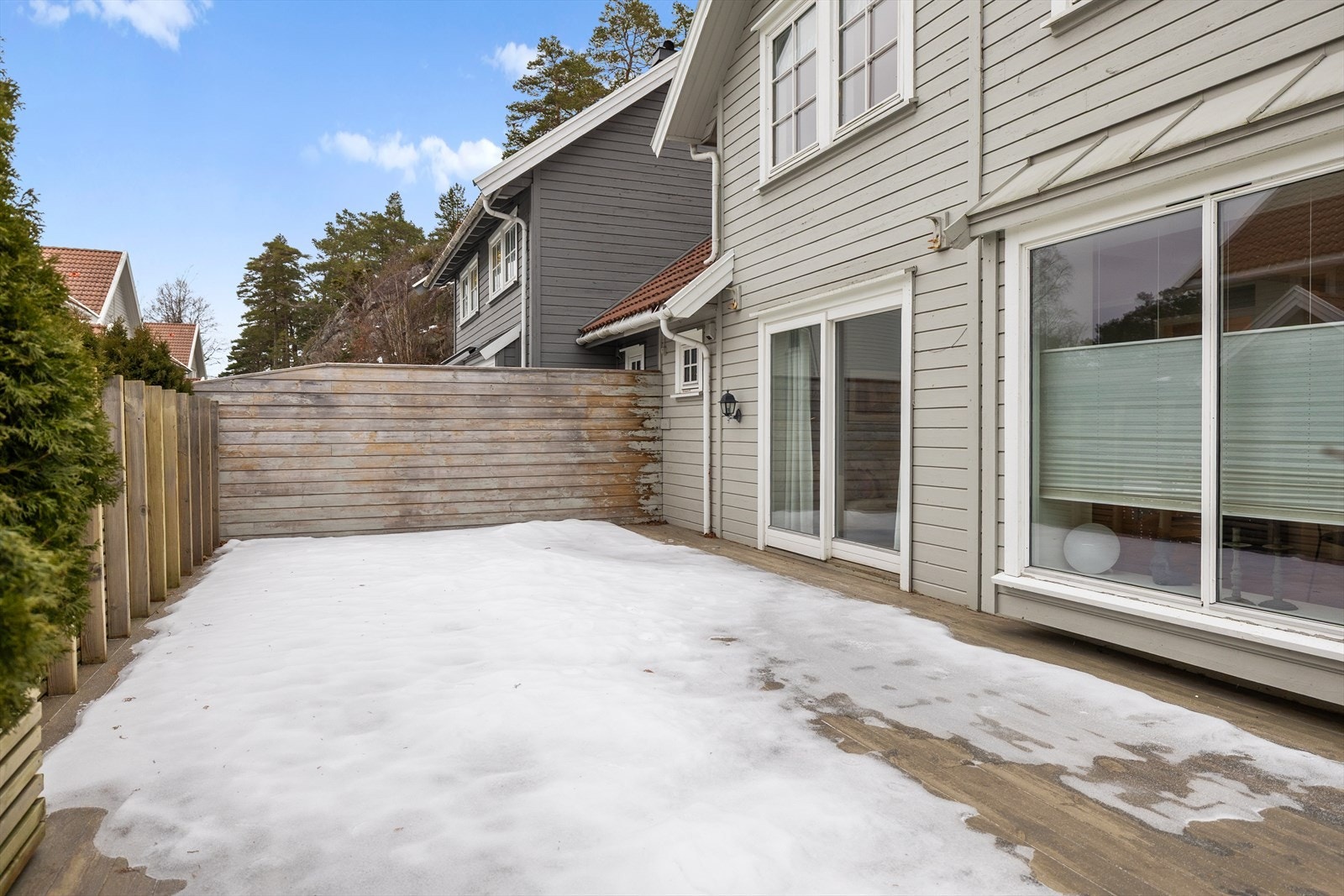 Boligen har en romslig, solrik og skjermet terrasse som innbyr til herlige dager utendørs. Galleribilde