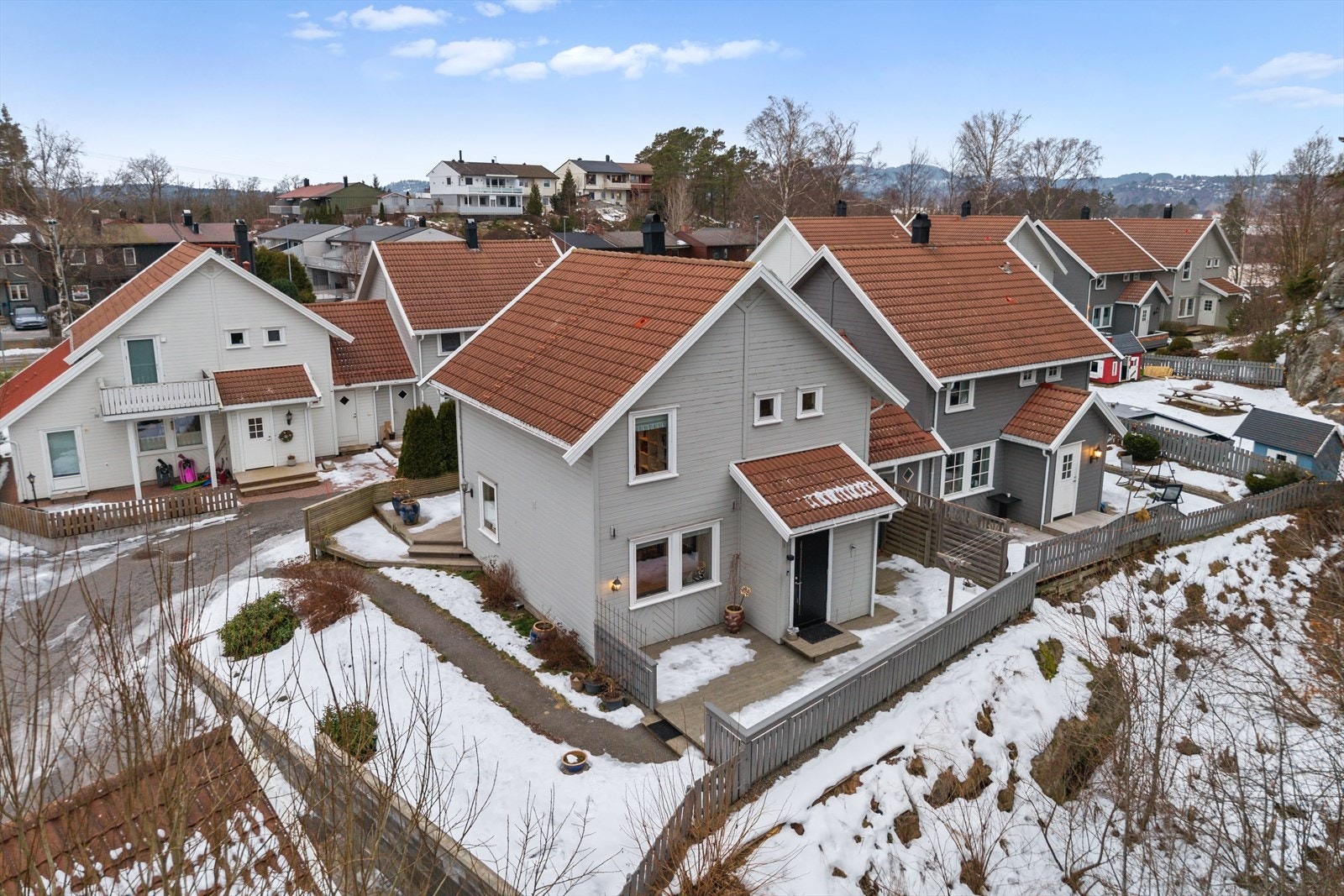 Her bor du barnevennlig og sentralt - i rolige omgivelser, men samtidig med umiddelbar nærhet til det meste du trenger i hverdagen. Galleribilde