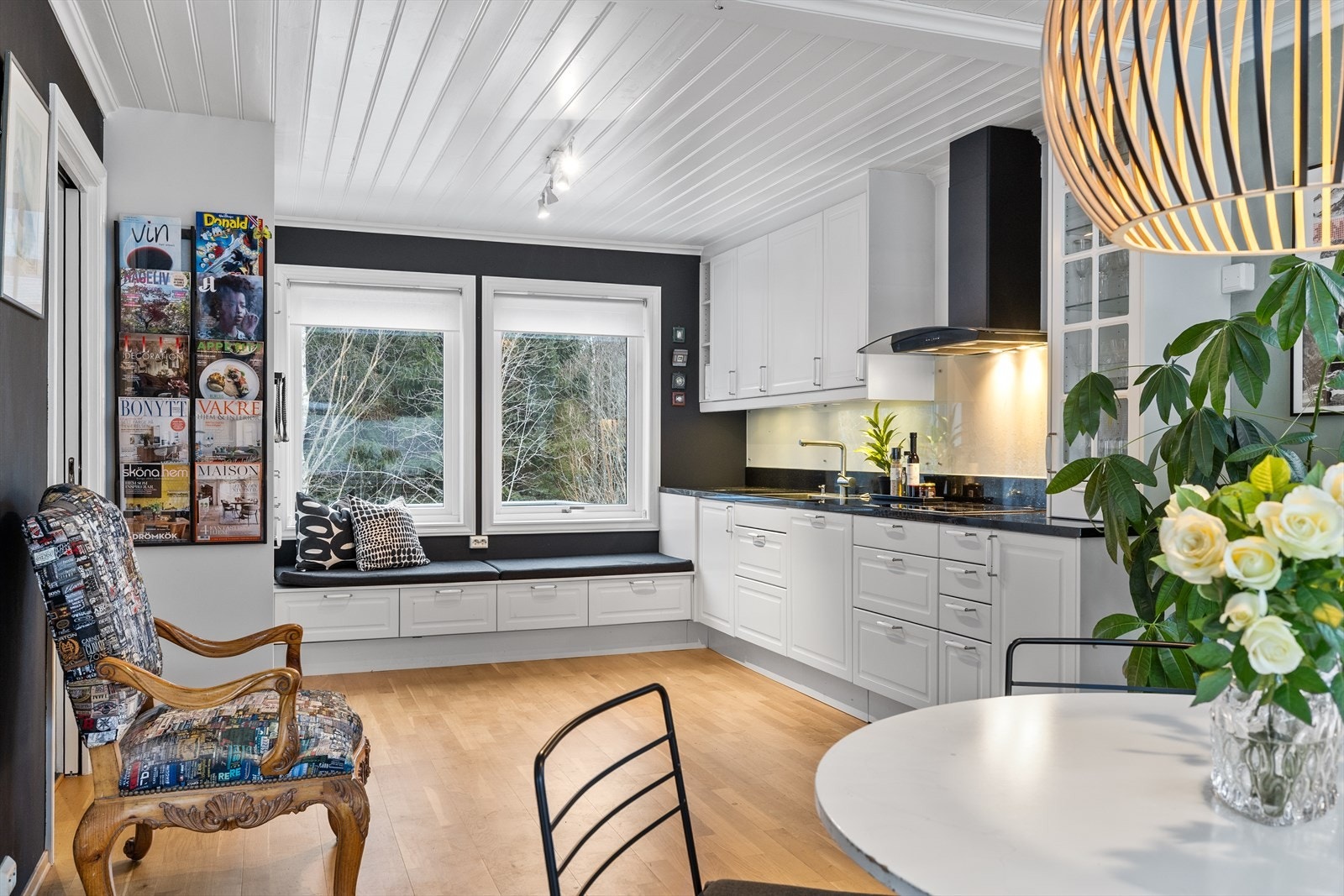 Her er det rikelig med både skap- og benkeplass, noe som gir gode arbeidsforhold og praktiske oppbevaringsløsninger for den aktive hverdagen. Galleribilde