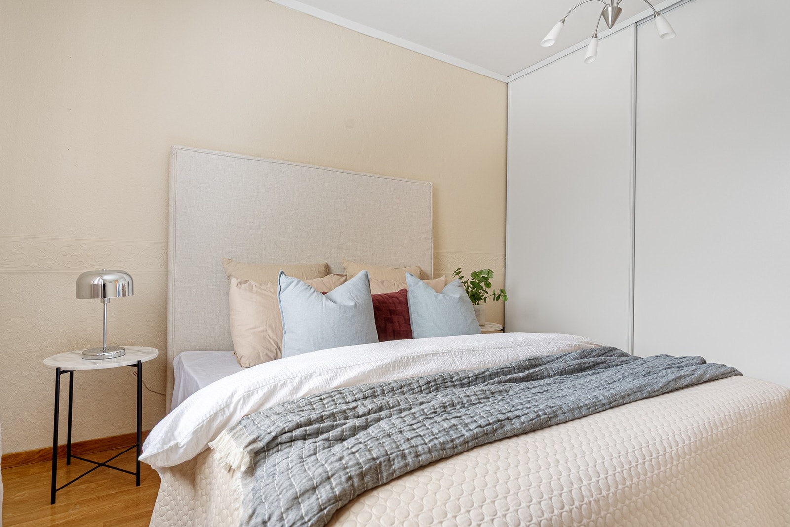 Boligen har 2 soverom med skyvedørsgarderobe for god klesoppbevaring Galleribilde