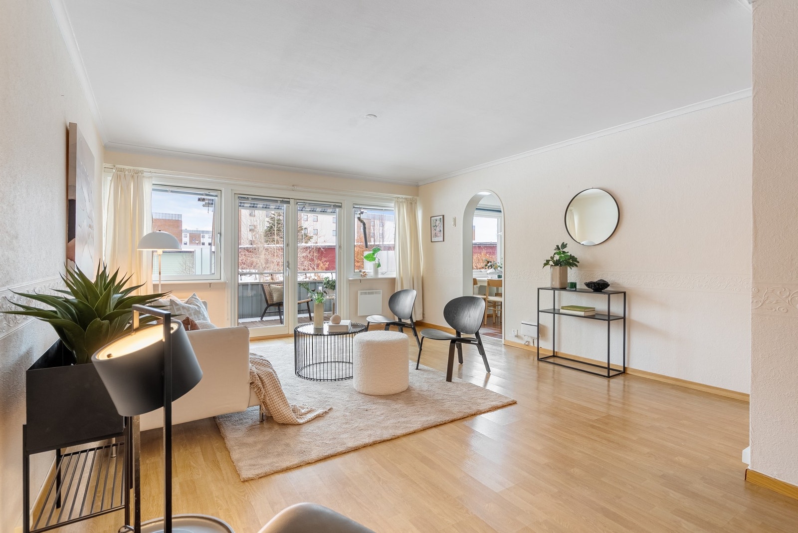 Stuen har en slik størrelse at du har plass til både spisestue og sofagruppe Galleribilde