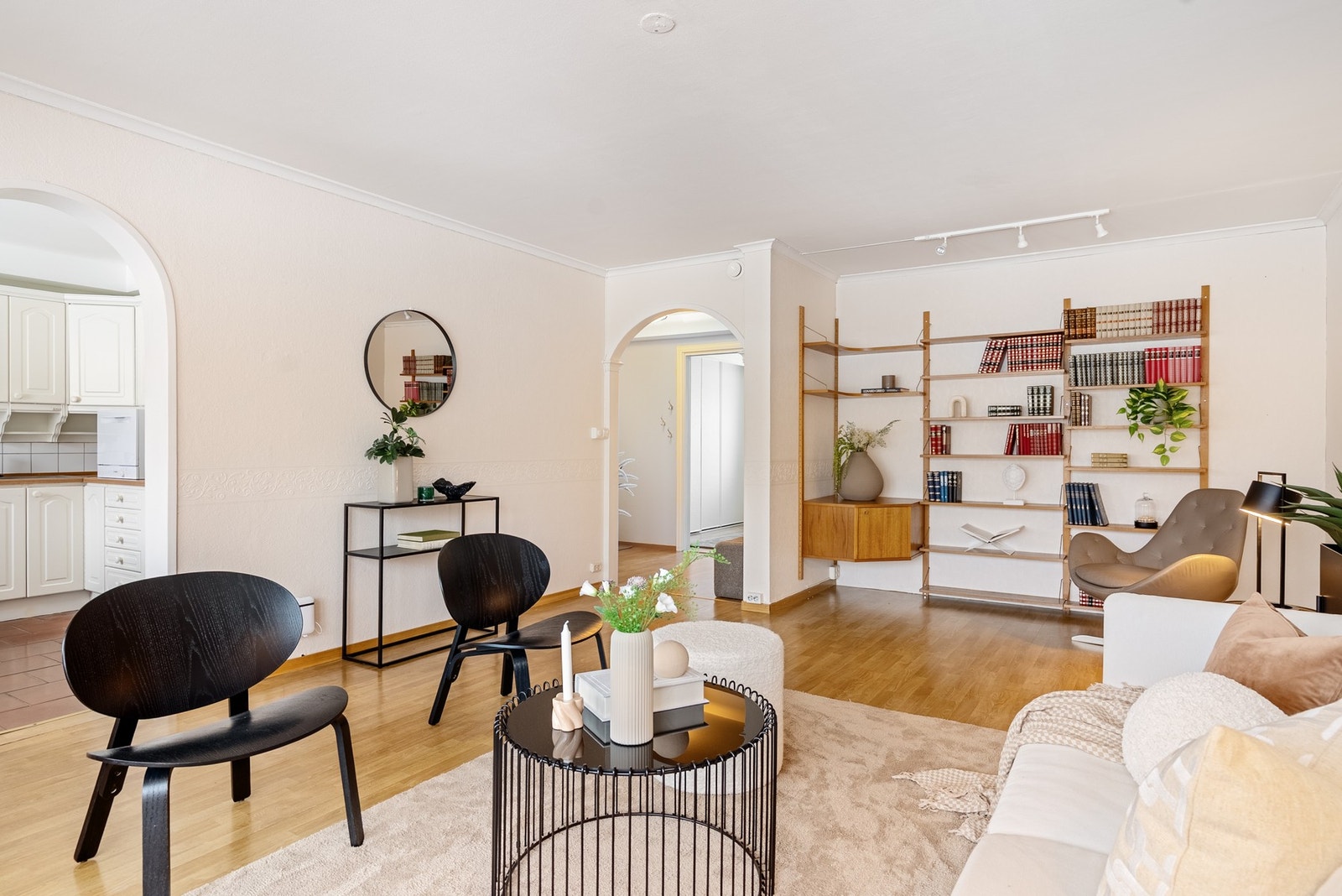 Med gulvet som strekker seg fra hall til stue, og lys farge på veggen får du en fin og naturlig flyt mellom rommene Galleribilde