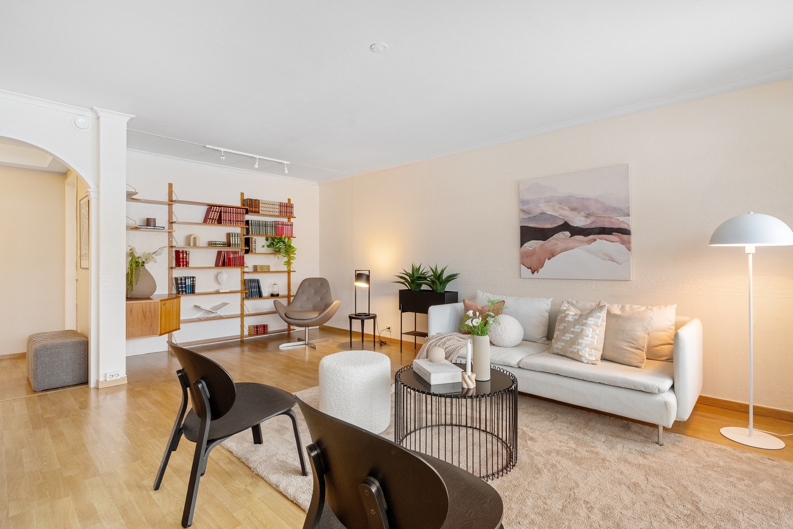 Et lyst og åpent rom som gir flere fleksible muligheter for møblering og tilpasning etter behov Galleribilde