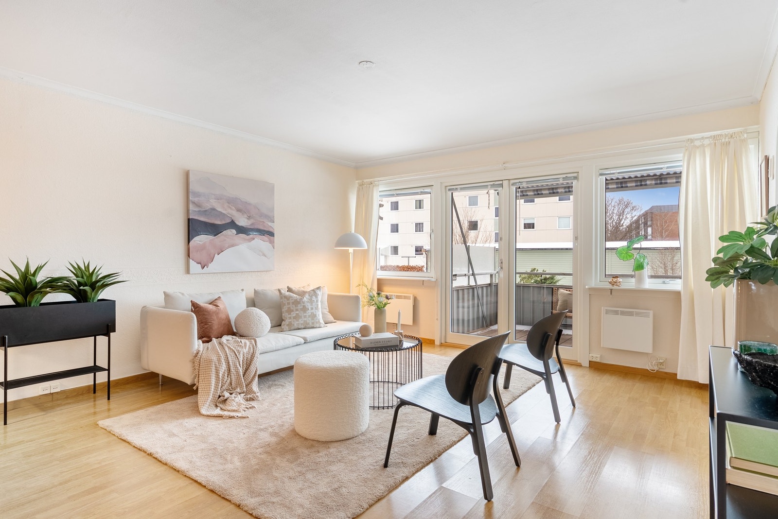 Den store åpningen fra stue til balkong gir enkel tilgang til uteområdet og skaper en naturlig forlengelse av oppholdsrommet Galleribilde