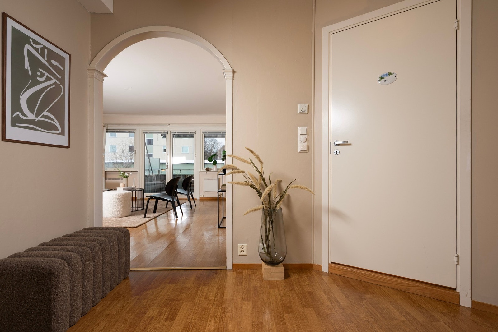 Romslig entré med adkomst til bad, stue og de 2 soverommene Galleribilde