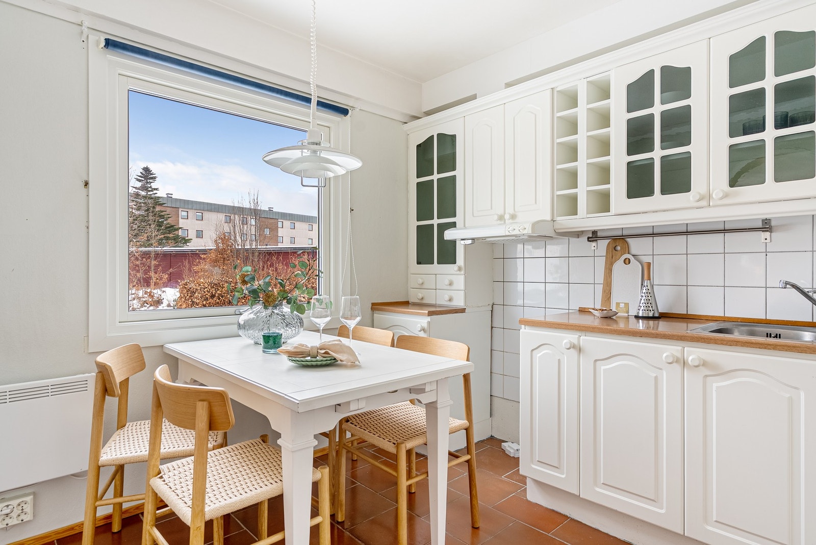 På kjøkkenet har du plass til lite frokostbord ved vinduet, og frittstående hvitevarer Galleribilde