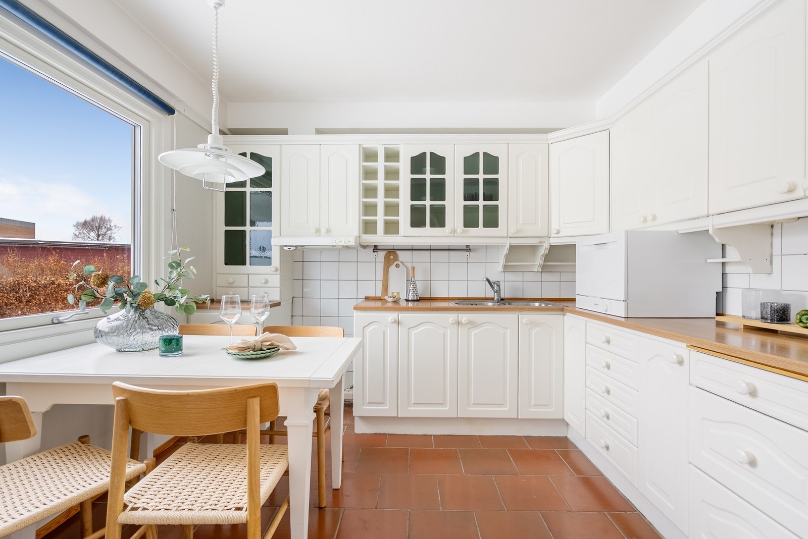 På kjøkkenet har du rikelig med skapplass i skap med profilerte fronter Galleribilde