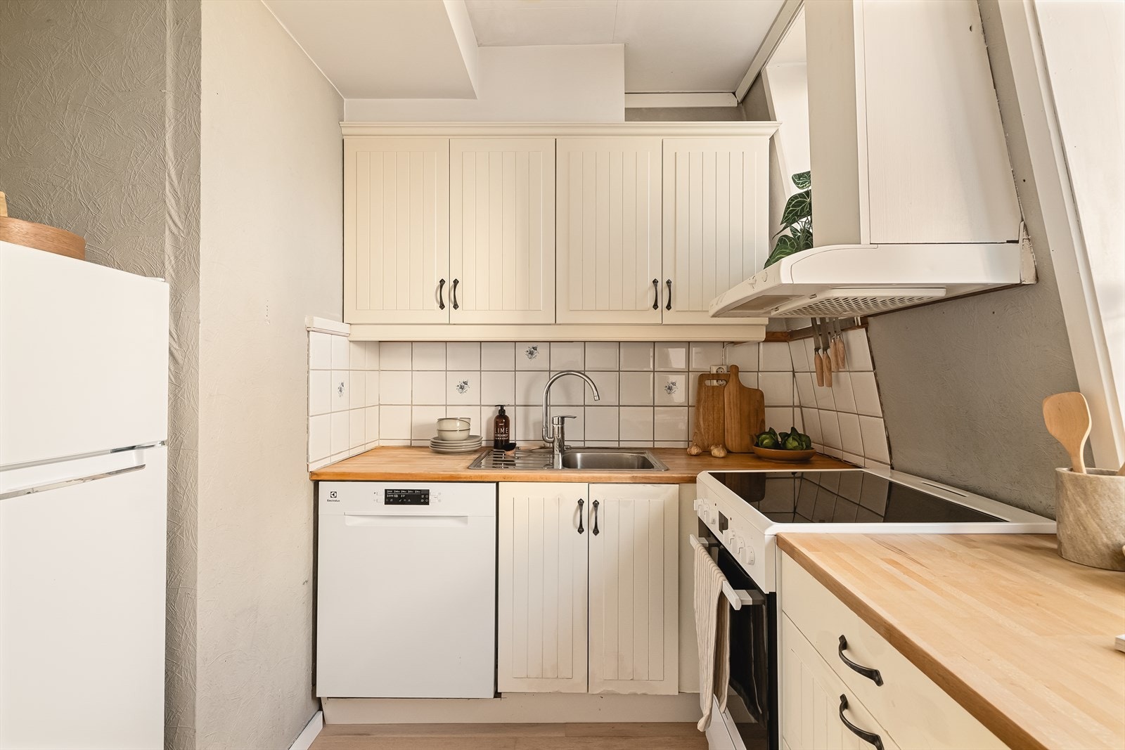 - Kjøkkeninnredning med profilerte fronter og heltre benkeplate - Galleribilde