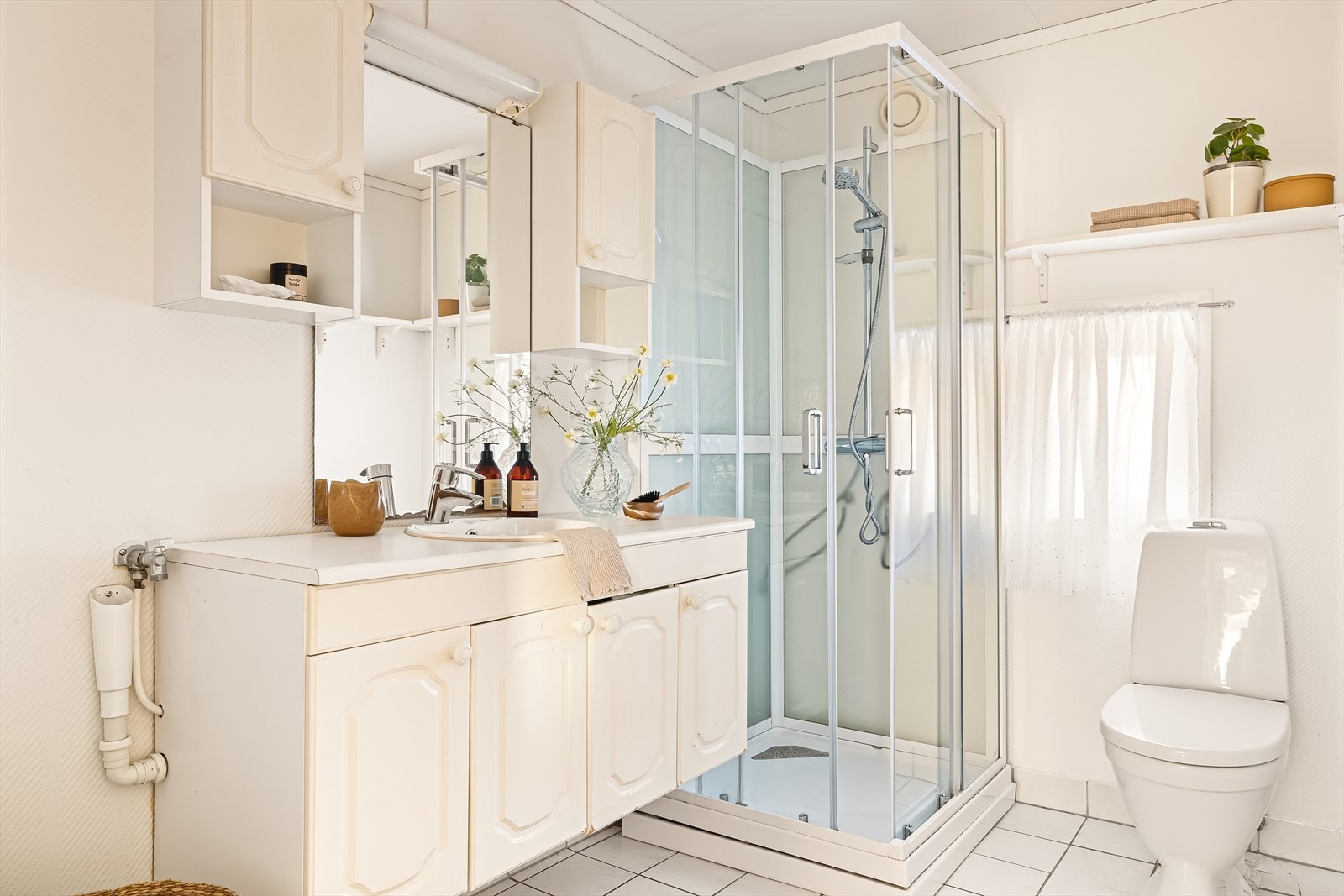 - Lyst helfliset bad som måler 5 m² - Galleribilde