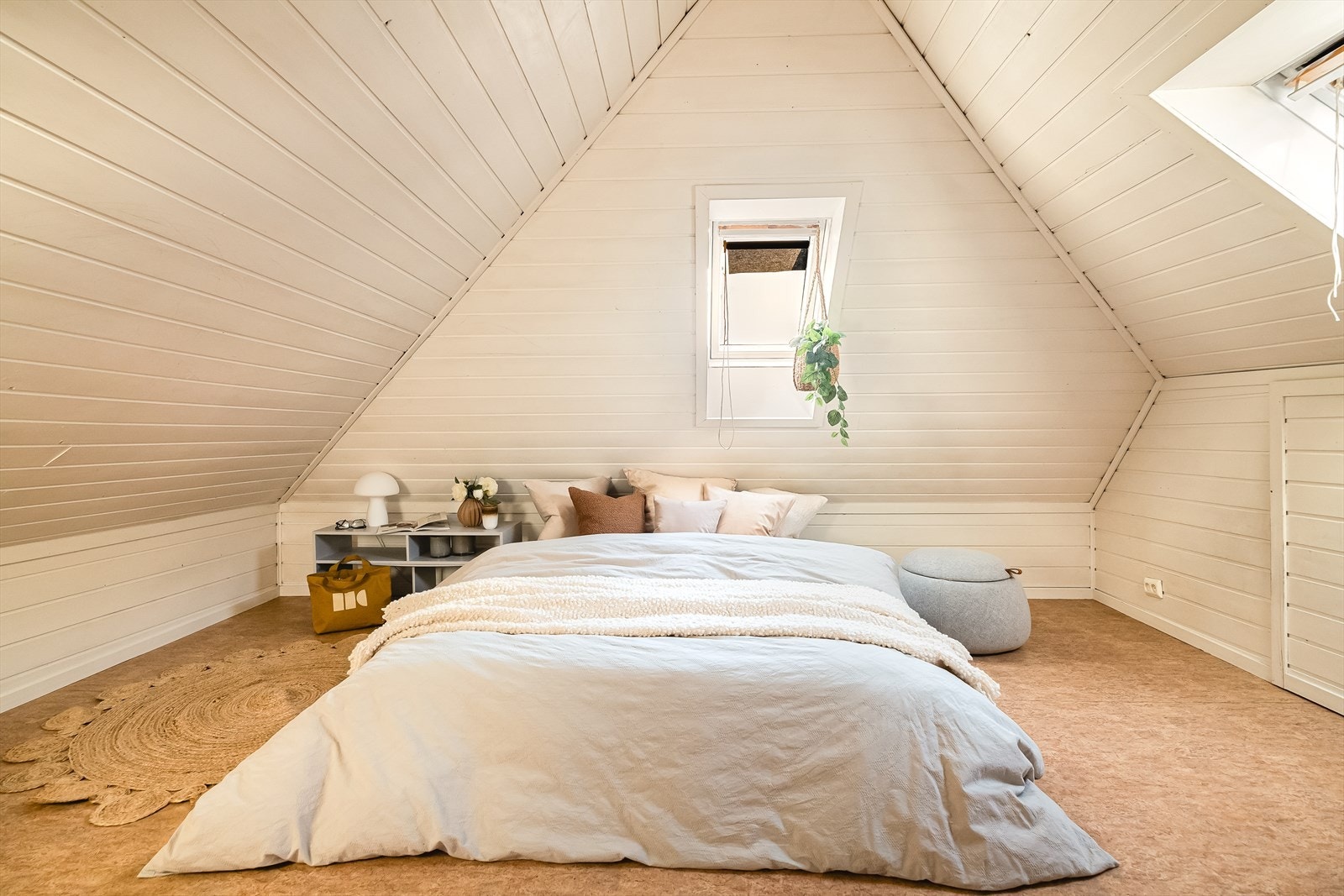 - Loftsrom som er innredet som soverom måler 7,9 m² (ikke godkjent for varig opphold iht. byggetegninger) - Galleribilde