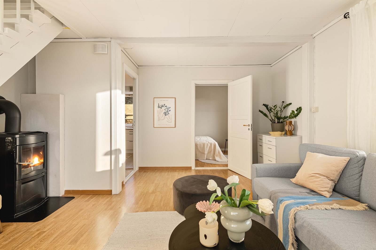 - Leiligheten har også en peis i stue, som sørger for godt med varme på kalde vinterdager og en lun atmosfære - Galleribilde