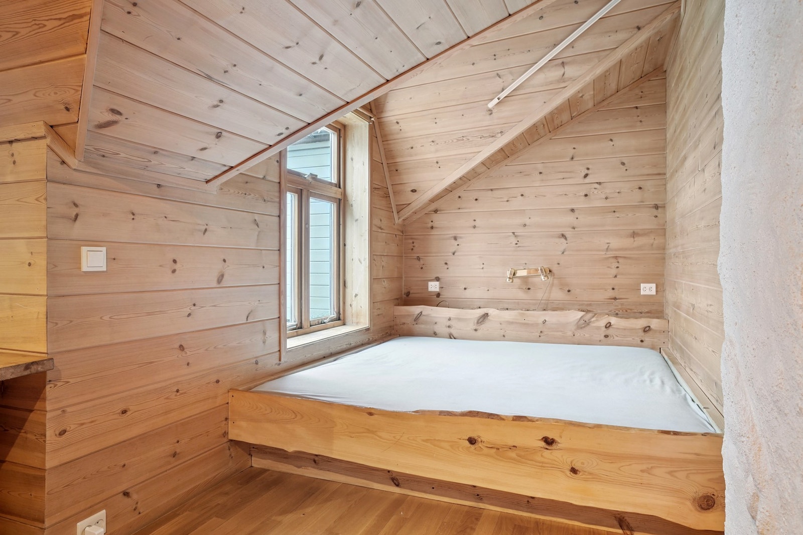 Soverom med plassbygd seng. Galleribilde