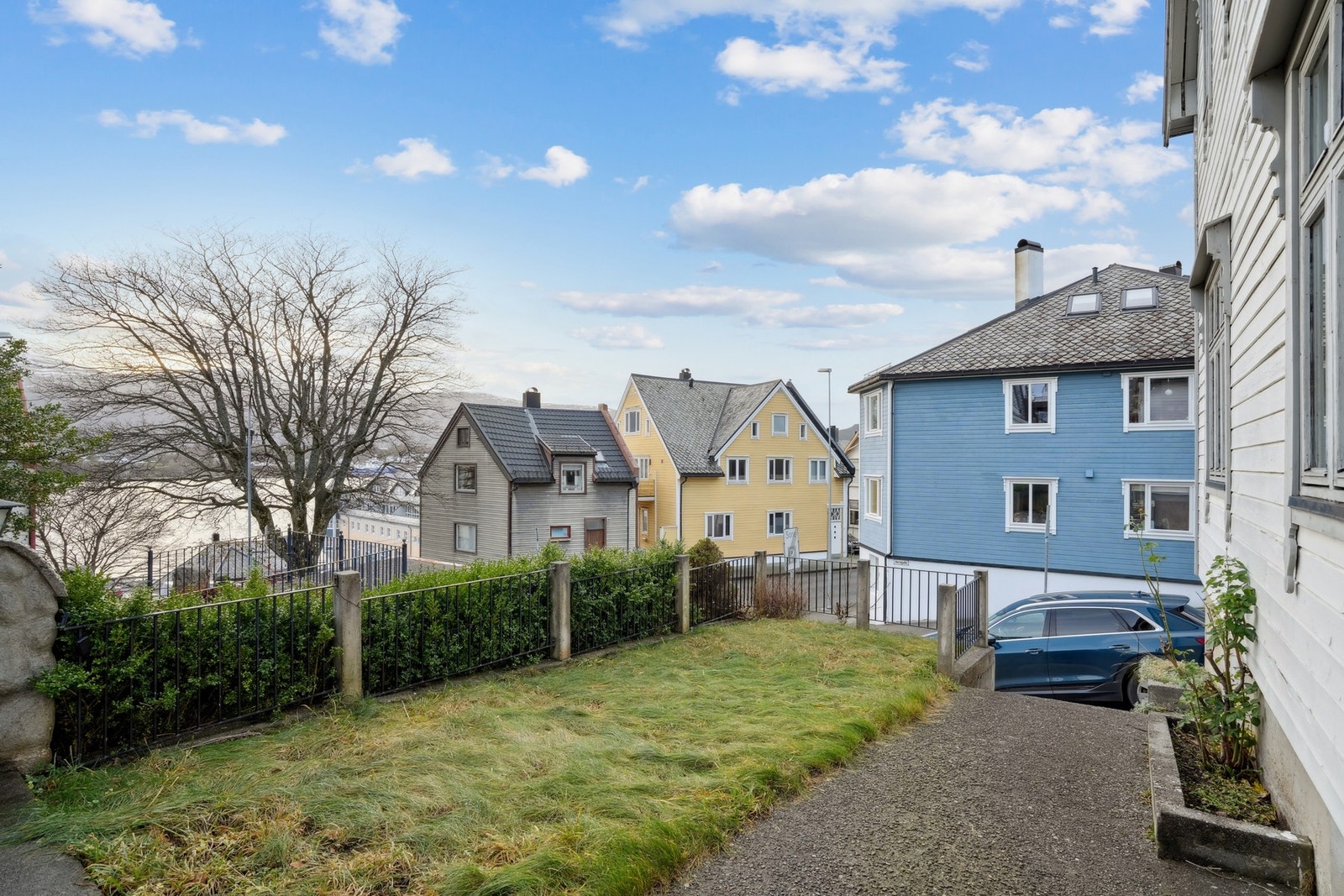Inngangsparti og litt hage på tomten. Galleribilde