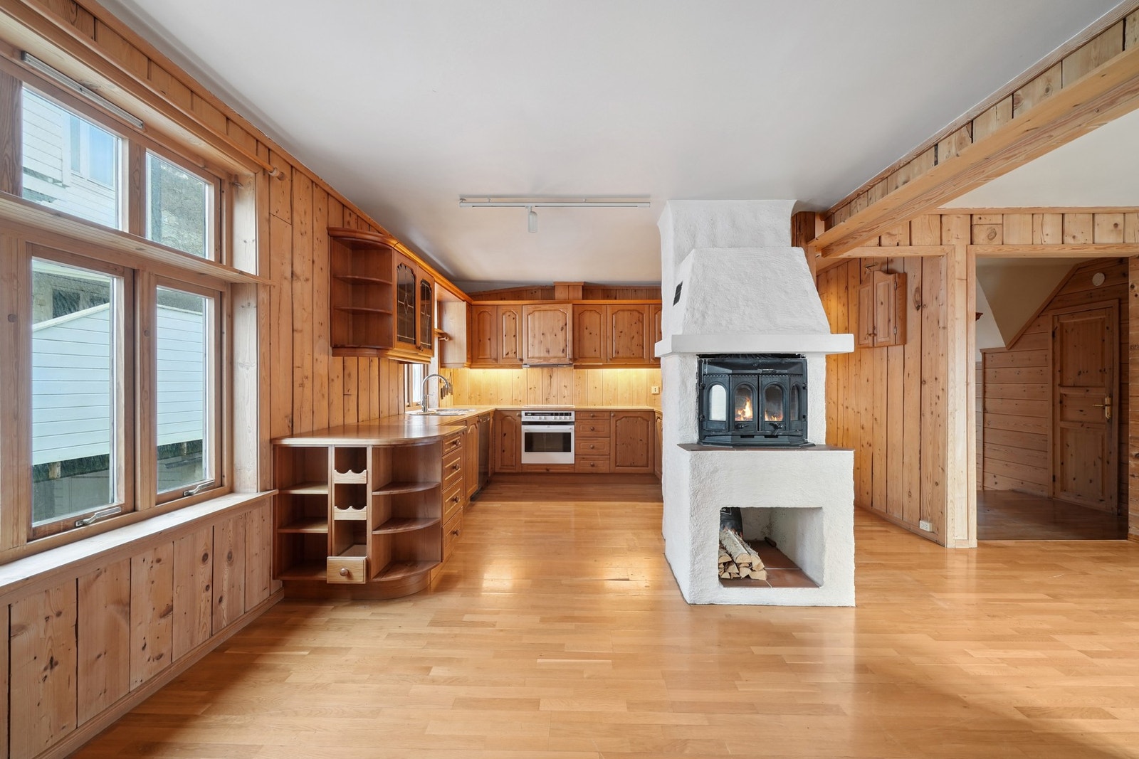 Kjøkkenet ligger i delvis åpen løsning til stue og spisestue. Galleribilde