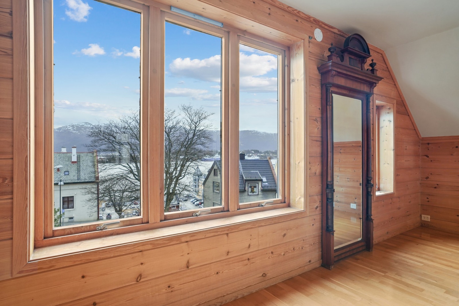 Vinduene mot sør slipper inn godt med naturlig lys. Flott utsikt mot Borgundfjorden. Galleribilde