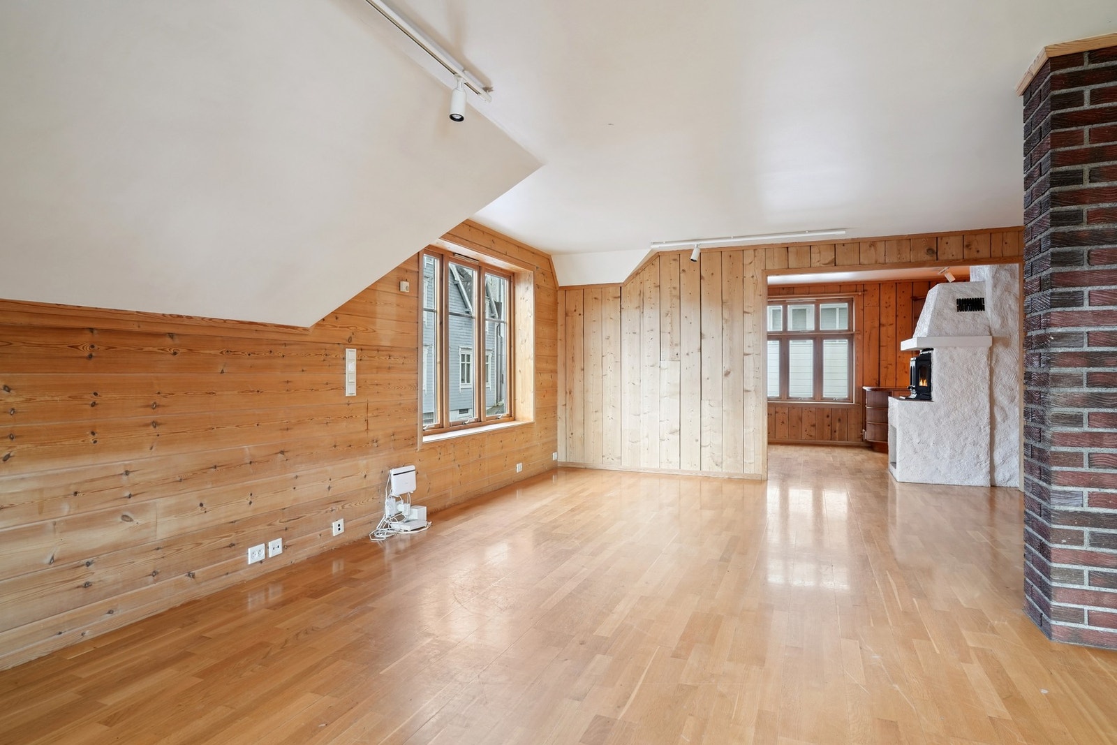 Stuen er romslig og lys med vinduer mot flott utsikt. Galleribilde