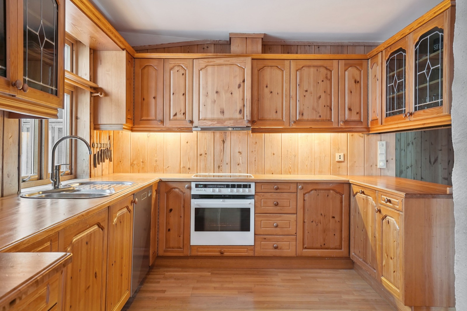 Kjøkken har mye naturlig lys fra vindu ved kjøkkenbenk. Galleribilde