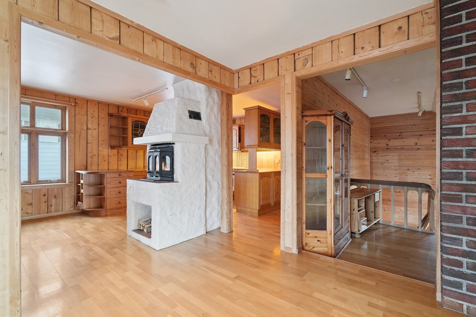 Det er peis mellom stue og kjøkken for god oppvarming. Galleribilde