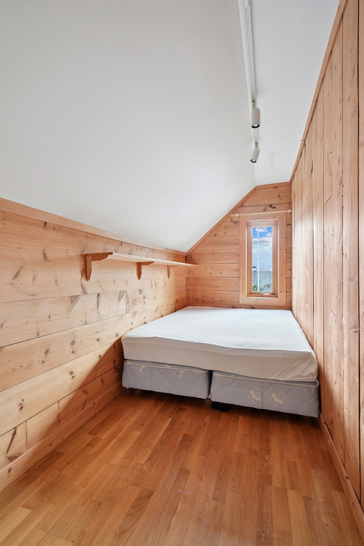 Soverom nr 2 med plass til seng og nattbord. Veggmonterte hyller medfølger i handelen. Galleribilde