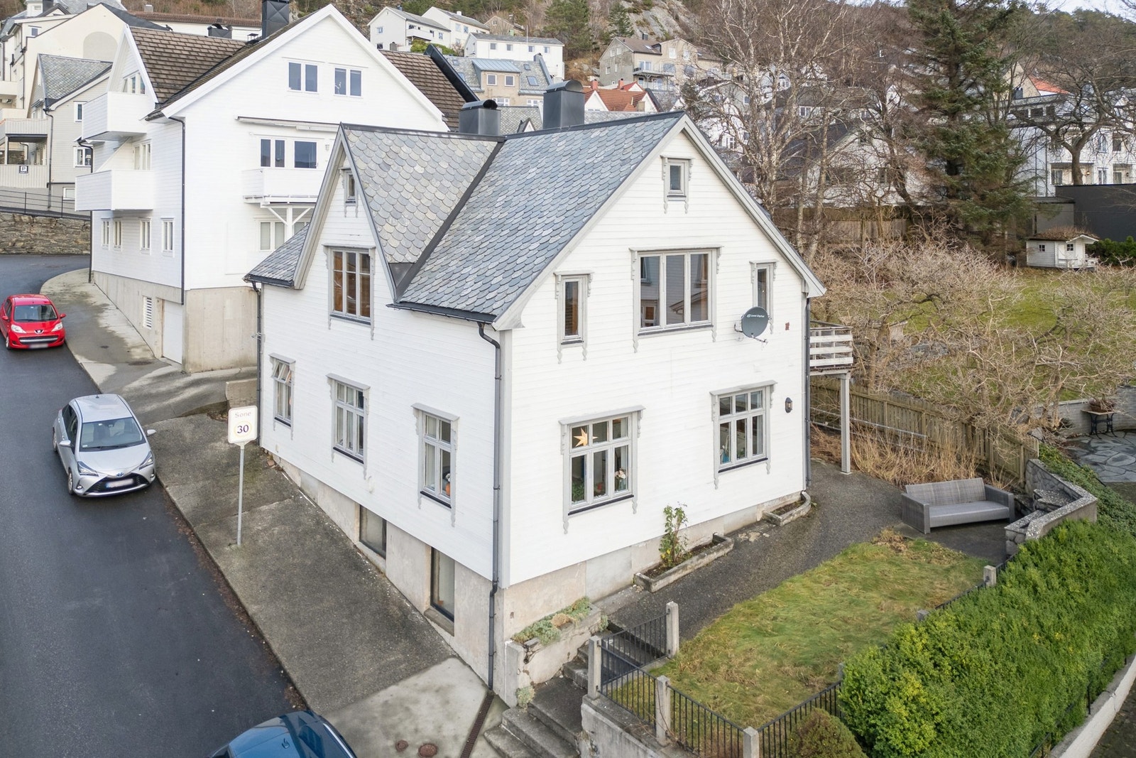 Tak omlagt i 1992/1993 (utførende var Grønvik) ifølge selger. Galleribilde