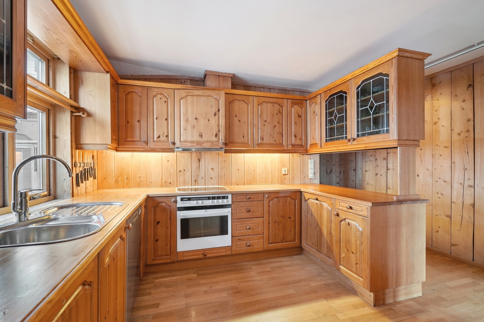 Kjøkkenet har innredning med profilerte fronter. Det er benkeplate av heltre. Hvitevarer som stekeovn, platetopp, oppvaskmaskin. Plass for kjøleskap. Galleribilde