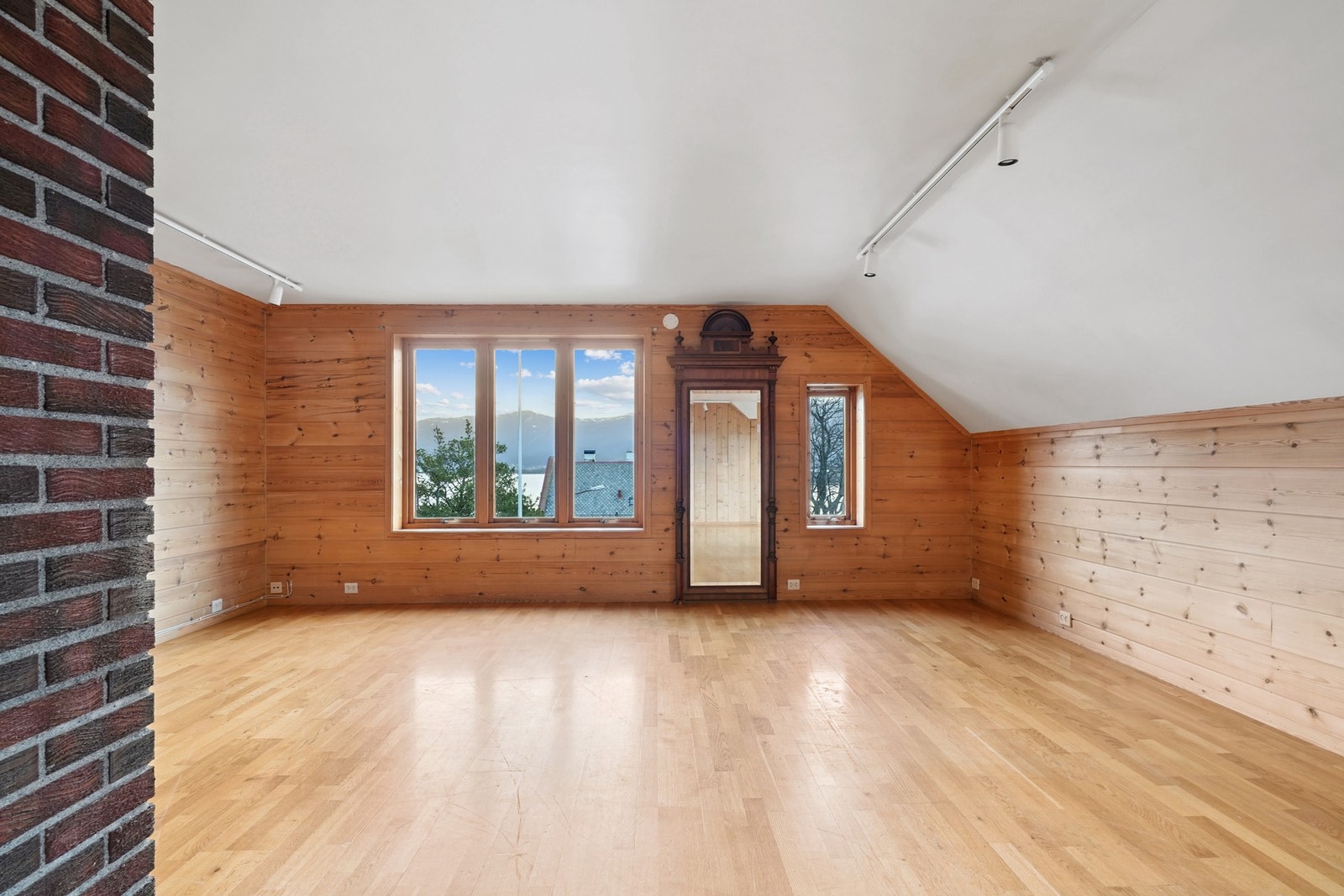 Stuen har gulvoverflater av parkett, og på veggene er det trepanel. Taket er malt. Galleribilde