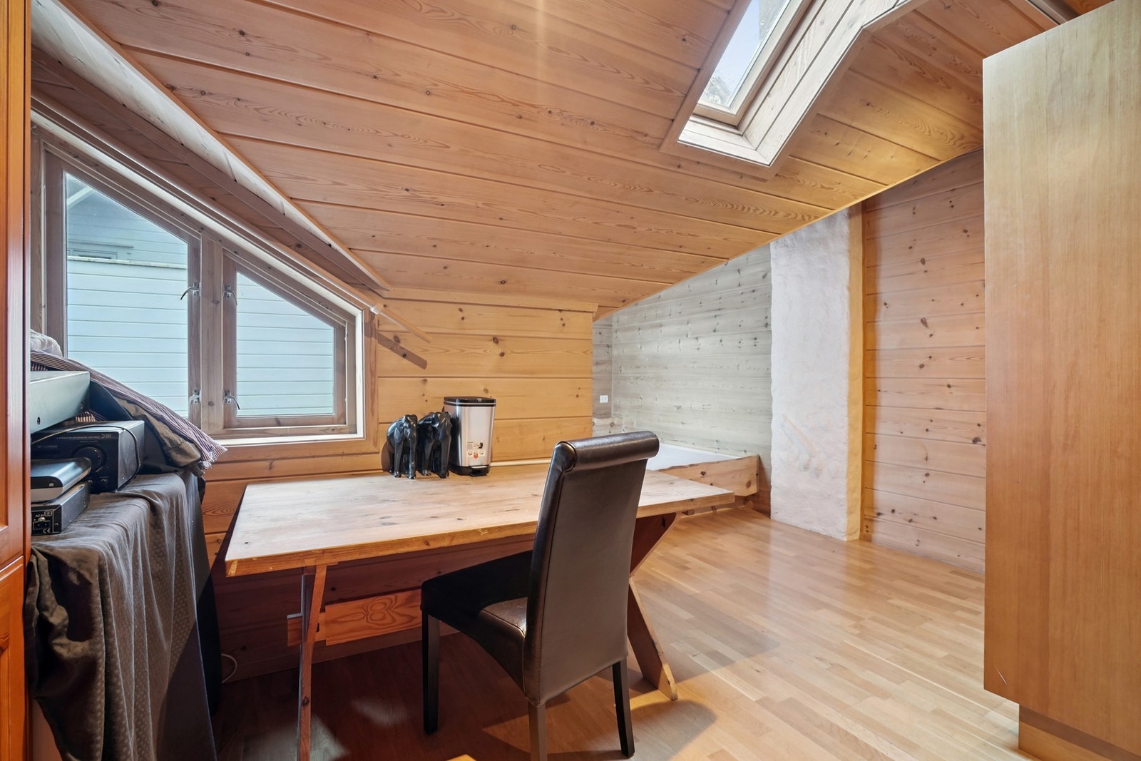 Soverom med plass til både seng, skrivepult og garderobe. Galleribilde