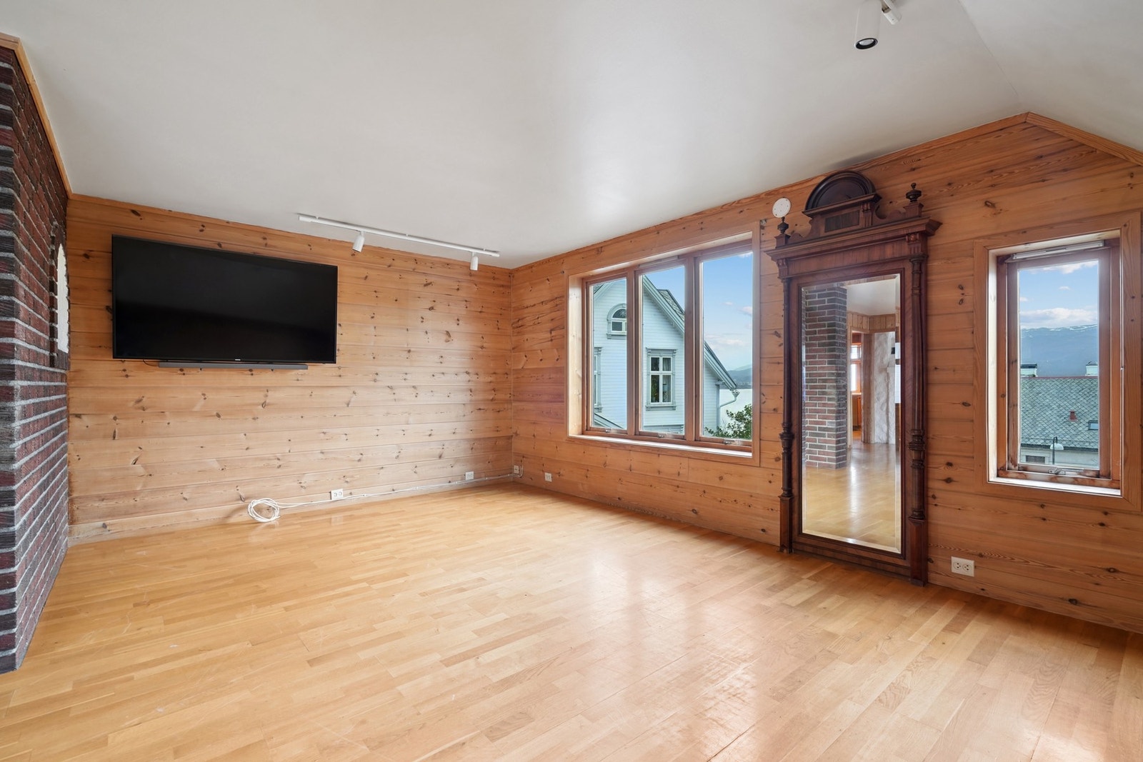 Det er god plass til å møblere med sittegruppe på stuen. I taket er det montert skinner med spottbelysning. Galleribilde