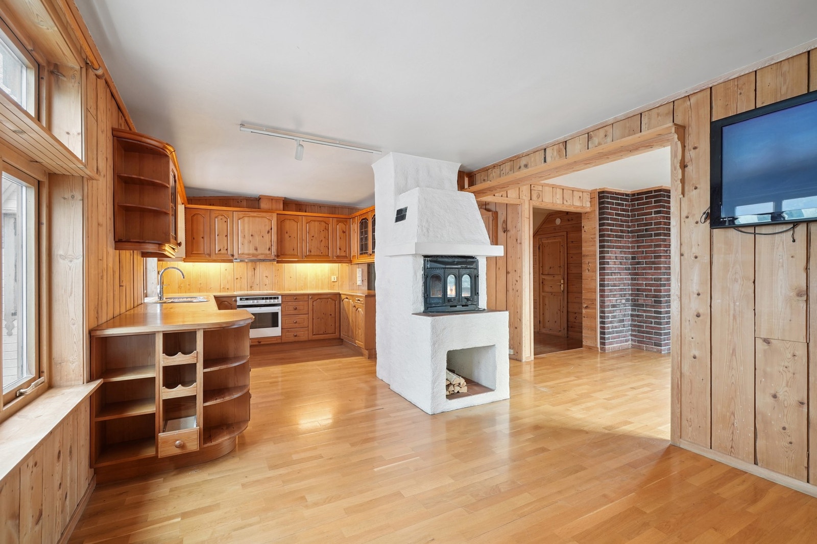 Kjøkkeninnredning med eik profilerte fronter. Galleribilde