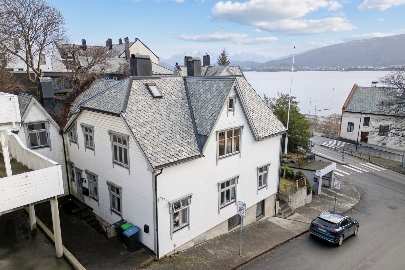 Velkommen til denne toppleiligheten i Vervgata 2. Den er over hele øverste etasje med tilhørende loft. Galleribilde