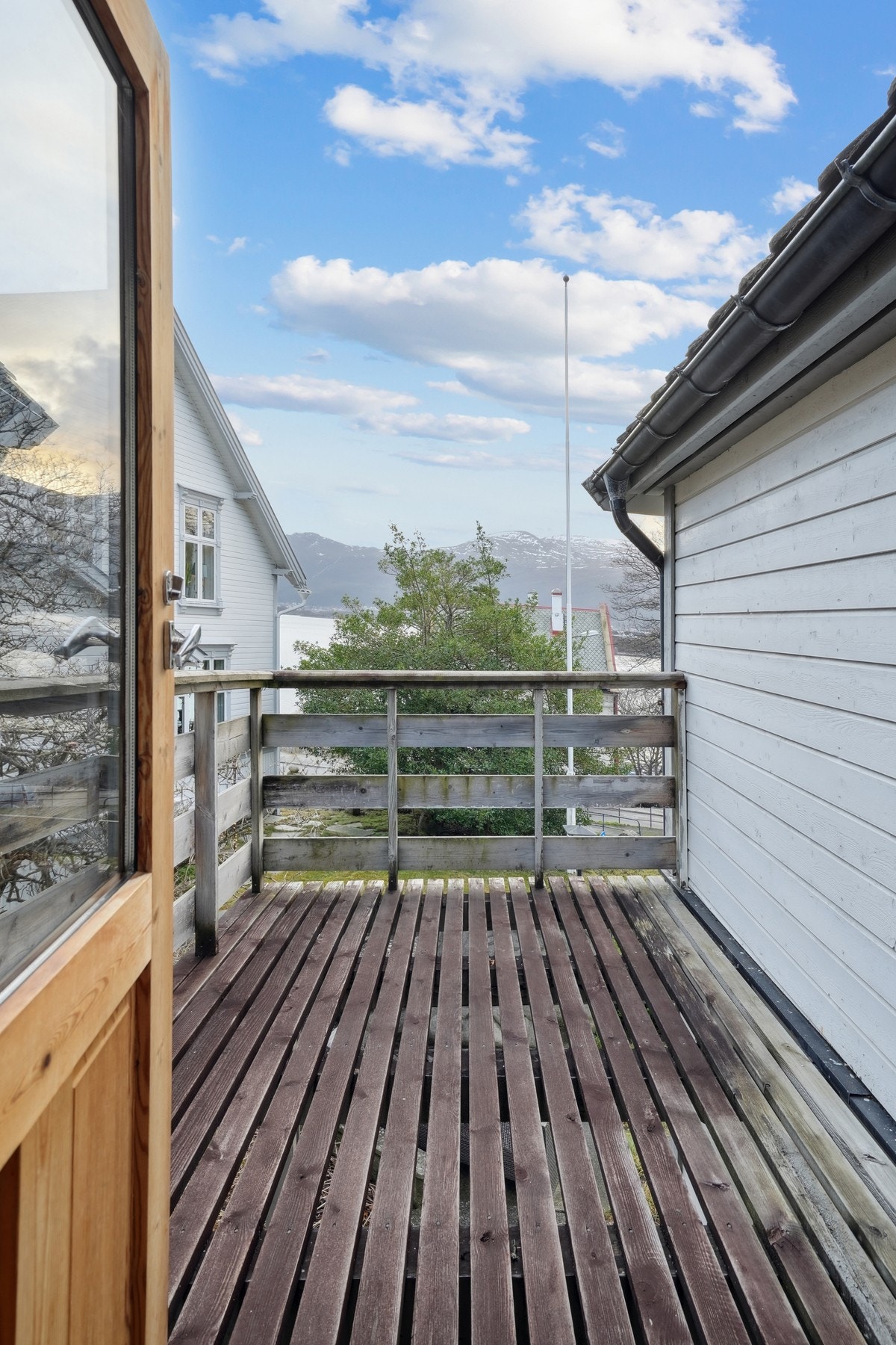 Balkongen er øst og sørvendt og har et areal på ca. 7 kvm. Tilkomst til denne fra gangen. Galleribilde