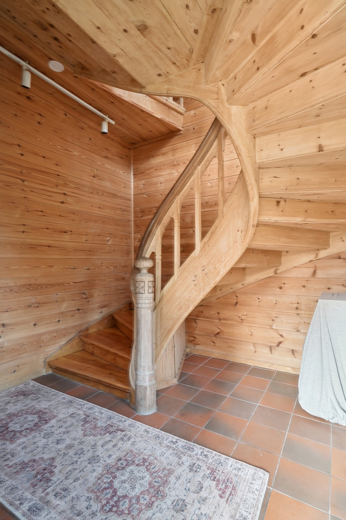 Leiligheten har egen entré i 1. etasje med gang hvor sko og yttertøy har god plass. Det er flislagt gulv og vegger med trepanel. Galleribilde