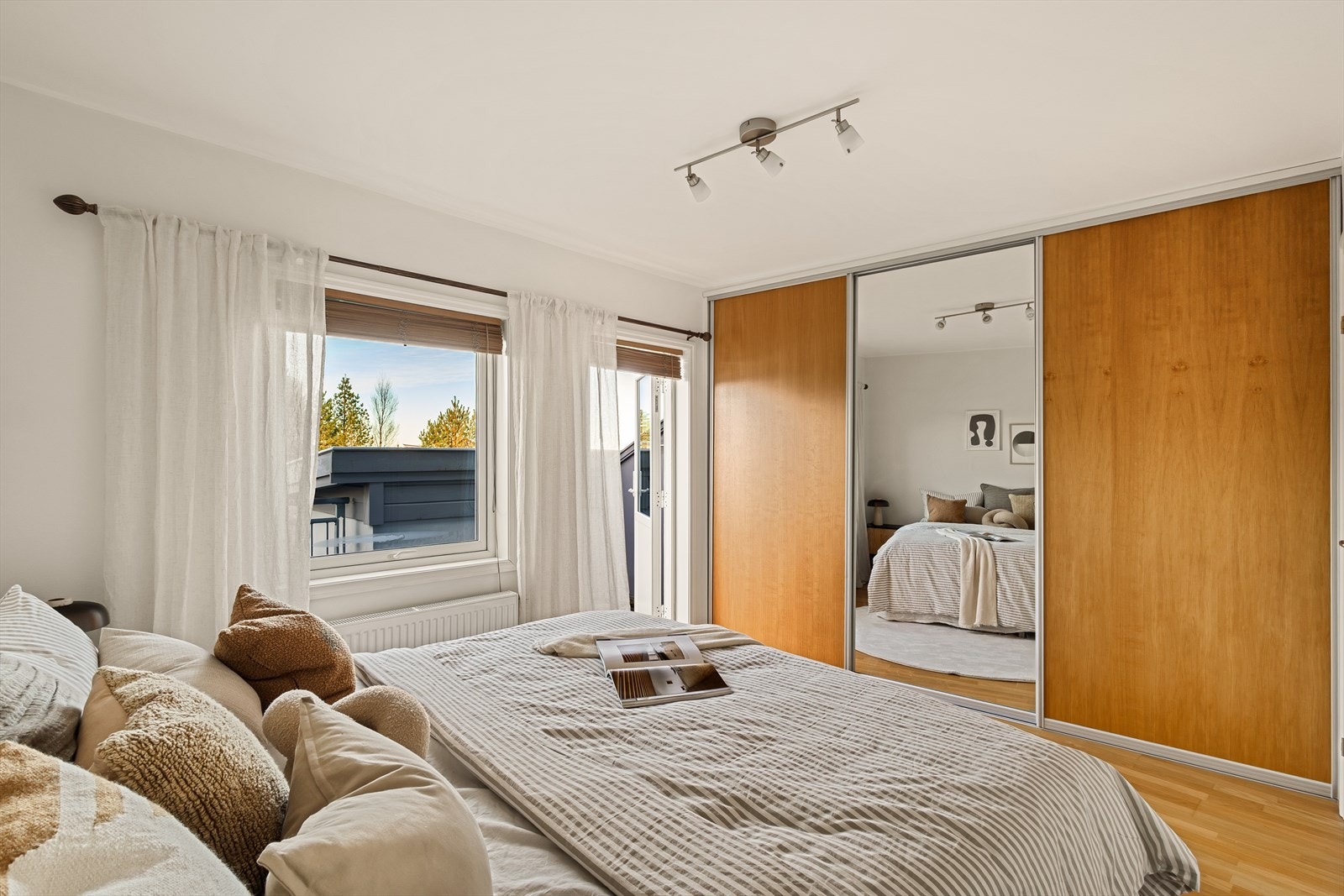 Lyst og trivelig soverom med utgang til balkong. Galleribilde