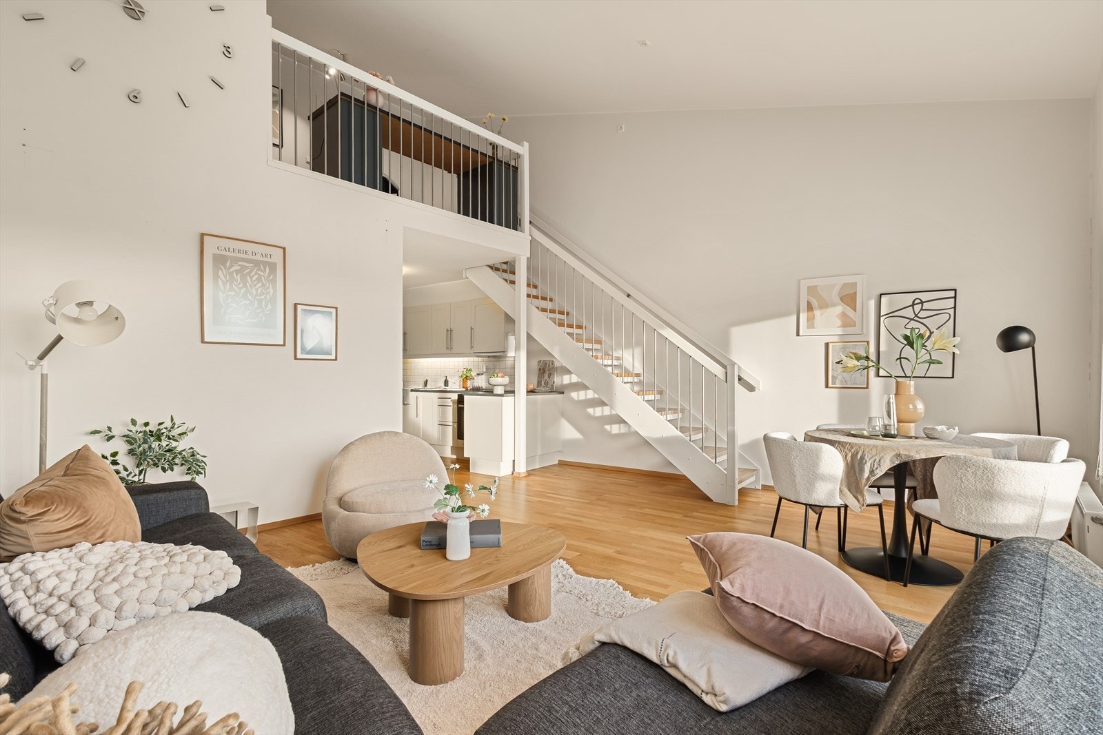 En flott leilighet med god takhøyde og planløsning over to etasjer. Galleribilde