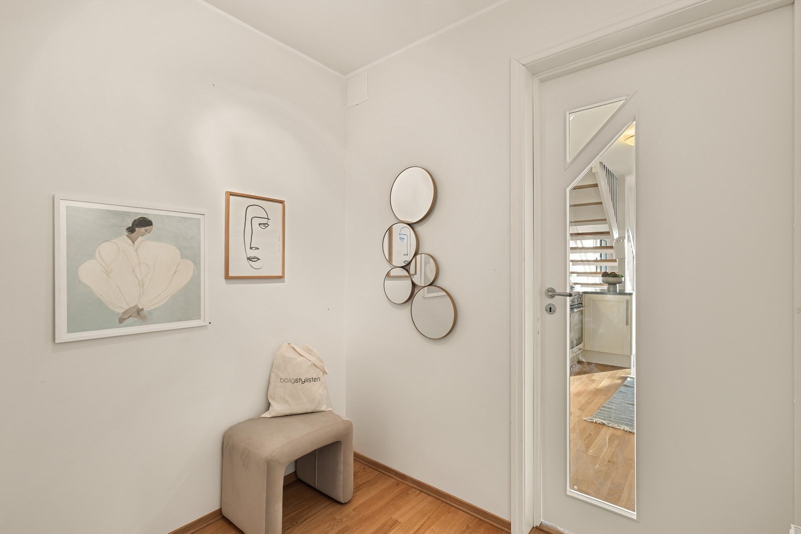 Fra entréen er det en hvitmalt dør med glass som leder inn til stue/kjøkken. Galleribilde