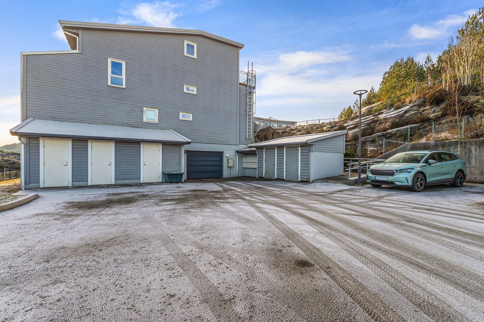 Parkering til en bil i felles garasjeanlegg. Galleribilde