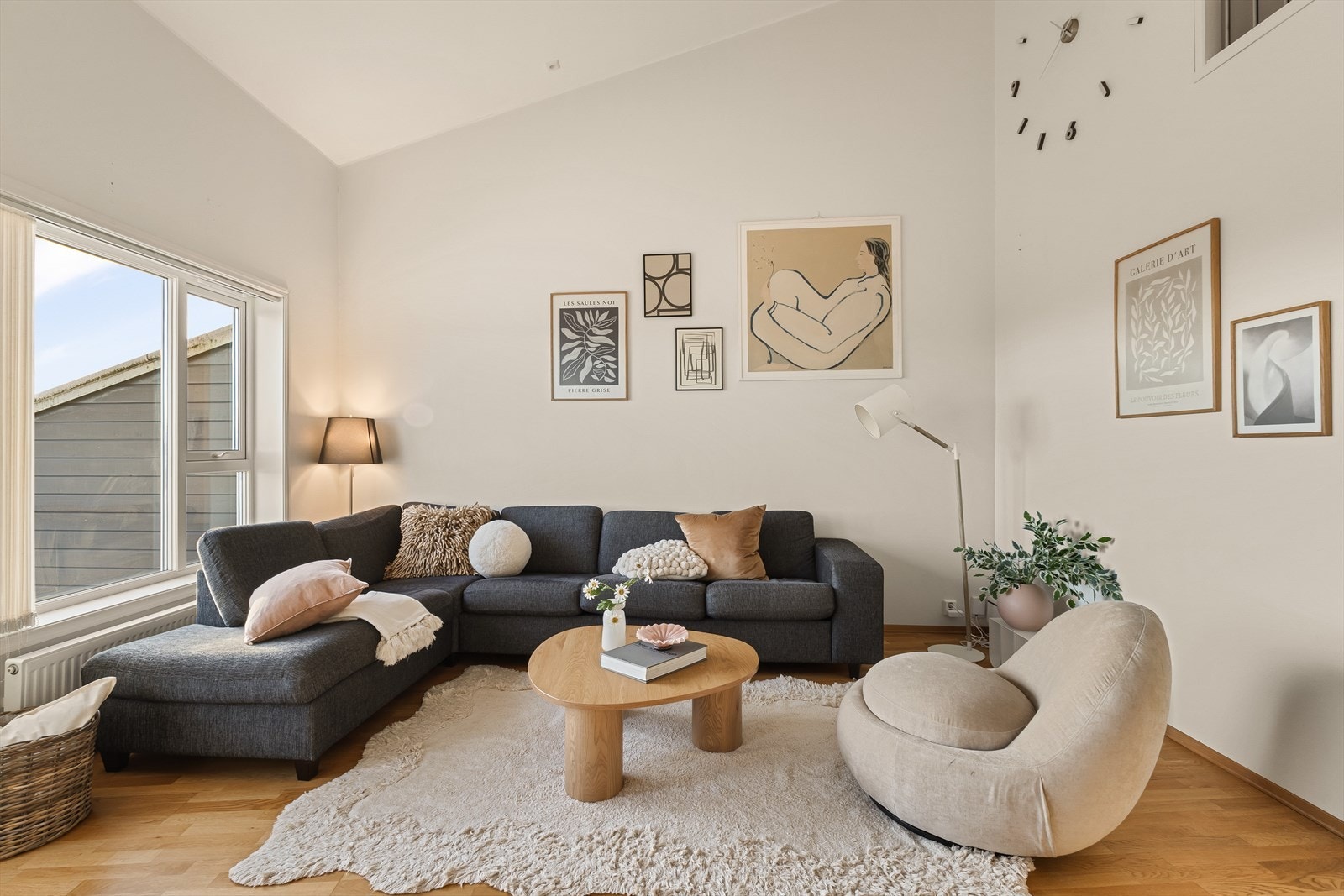 Stuedelen har svært god takhøyde og store vindusflater som slipper inn rikelig med naturlig lys. Galleribilde