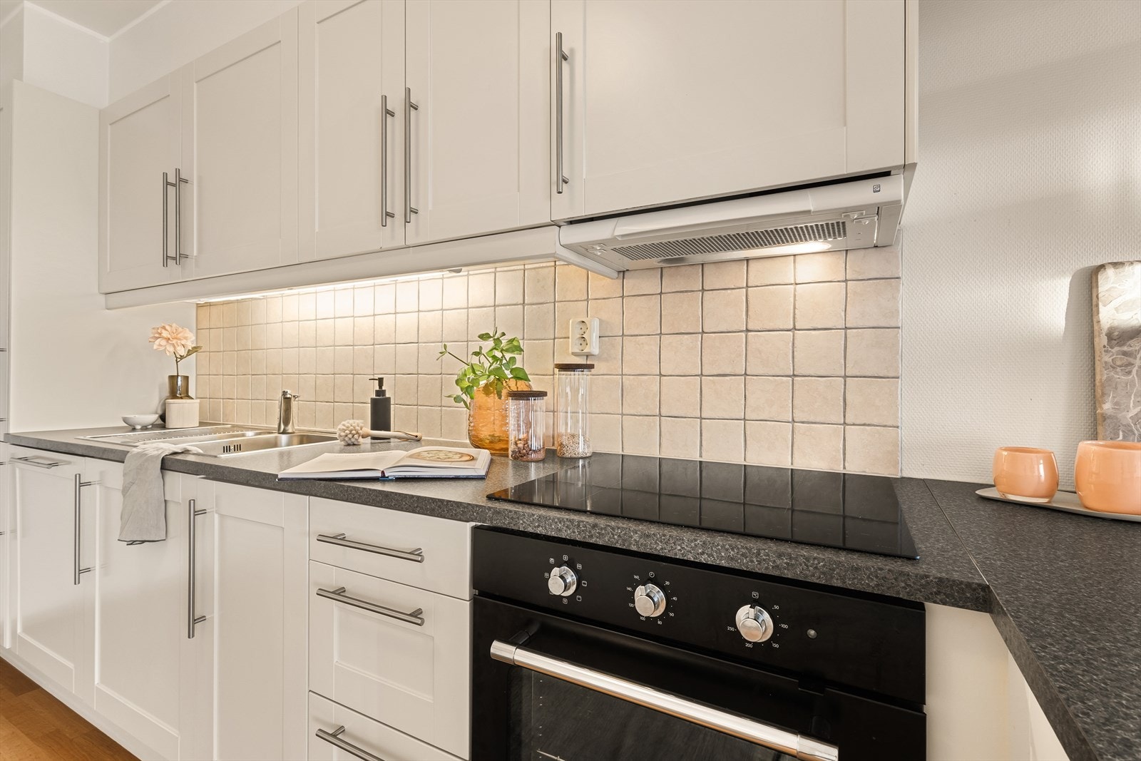 Alle hvitevarene på kjøkkenet er integrert Galleribilde