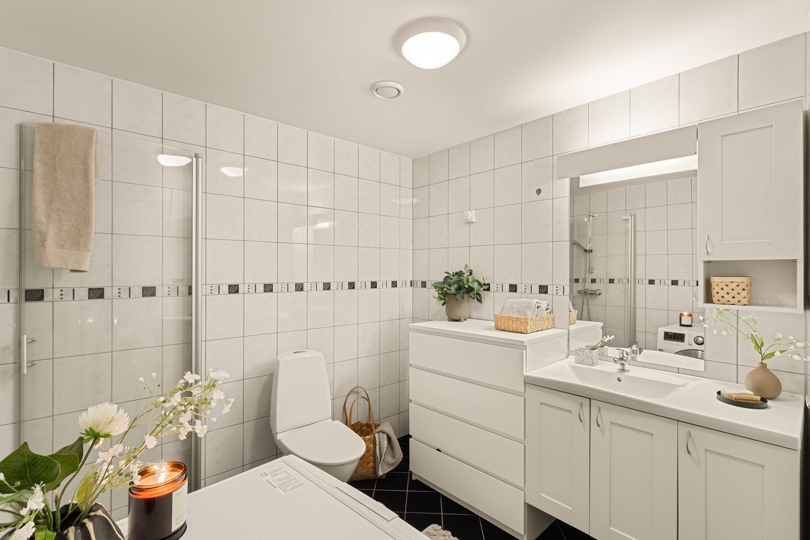 Badet er romslig og helfliset med vannbåren gulvvarme. Galleribilde