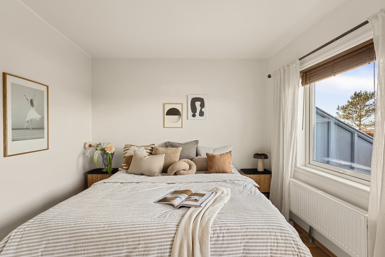 Soverommet er av god størrelse med plass til dobbeltseng og nattbord Galleribilde