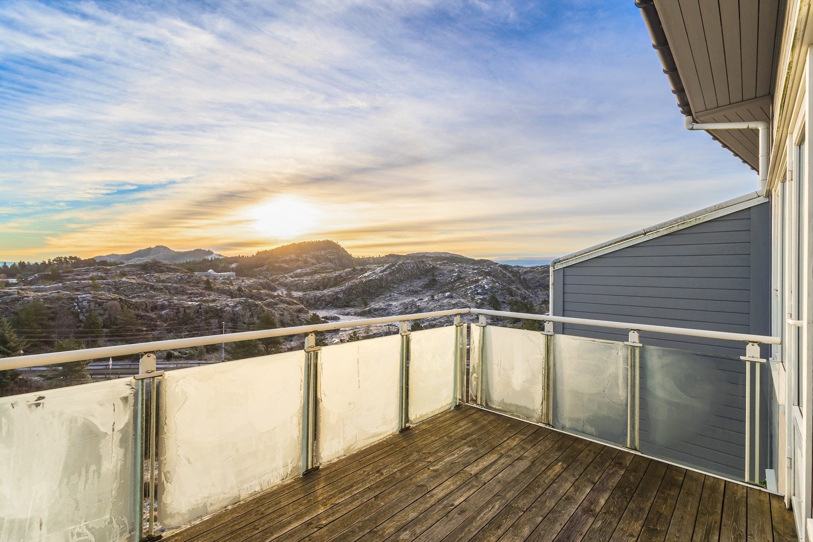 Balkongen har glassrekkverk som ivaretar utsikten og byr på god plass til utemøbler og grill. Galleribilde