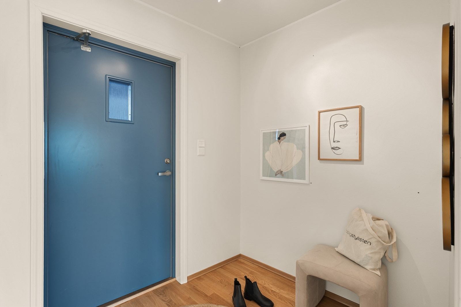 Entre med plass til oppheng av yttertøy og sko Galleribilde