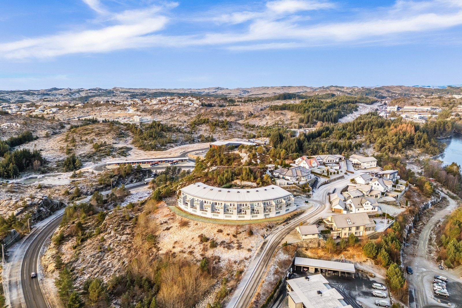 Området byr på umiddelbar nærhet til sjø, badeplasser og flotte turområder Galleribilde